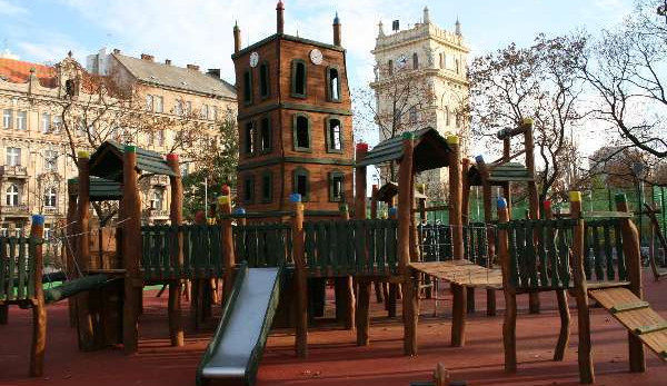 Změny pražských hracích ploch. Hřiště Burešova získá novou atrakci, hřiště U Vodárny čeká rekonstrukce