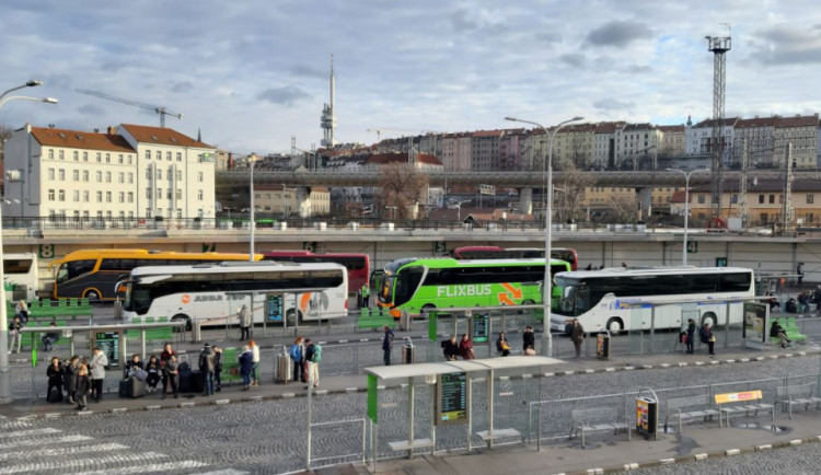 Autobusy mezi Prahou a Ukrajinou jsou plné. Kolony na hranicích jsou na desítky hodin