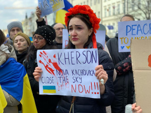 Slzy zoufalství, Putin jako Hitler a prosba o uzavření vzdušného prostoru. Tisíce lidí na Václaváku podporují Ukrajinu