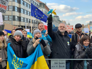 Slzy zoufalství, Putin jako Hitler a prosba o uzavření vzdušného prostoru. Tisíce lidí na Václaváku podporují Ukrajinu