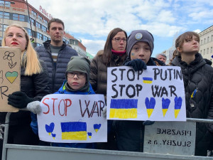 Slzy zoufalství, Putin jako Hitler a prosba o uzavření vzdušného prostoru. Tisíce lidí na Václaváku podporují Ukrajinu
