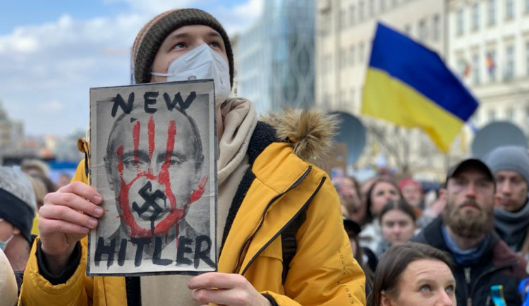 Slzy zoufalství, Putin jako Hitler a prosba o uzavření vzdušného prostoru. Tisíce lidí na Václaváku podporují Ukrajinu