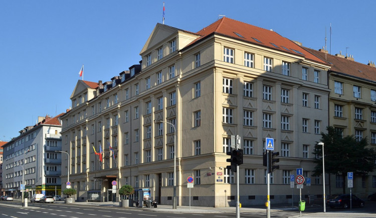 Šestka poskytne 111 milionů na pomoc ukrajinským obyvatelům i uprchlíkům a chce přejmenovat ulici i most