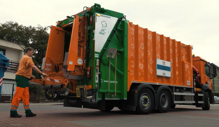 Pražské služby mají nové popelářské auto. Díky jeho možnostem mu říkají Transformer