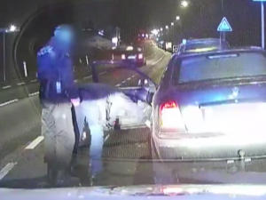 Opilý řidič padal před policisty. Nadýchal skoro dvě promile