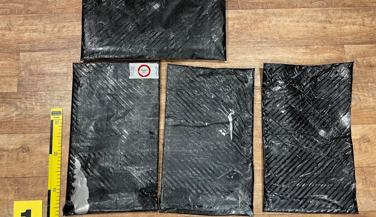 Kokain byl ukryt ve dvojitém dnu kufru.