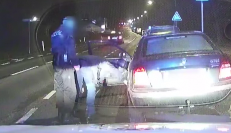 Muž po vystoupení z vozu několikrát upadnul.