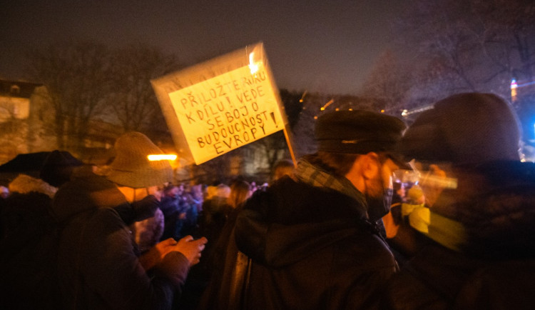 VIDEO: Na Kampě a v Dejvicích dnes proběhly benefiční koncerty na podporu Ukrajiny