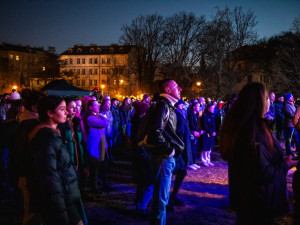 VIDEO: Na Kampě a v Dejvicích dnes proběhly benefiční koncerty na podporu Ukrajiny