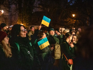 VIDEO: Na Kampě a v Dejvicích dnes proběhly benefiční koncerty na podporu Ukrajiny