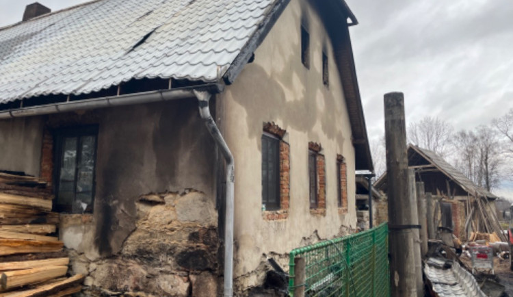 Když se karta obrátí. Záchranáři v kraji chtějí pomoct kolegovi Honzovi, tátovi šesti dětí, kterému vyhořel dům.