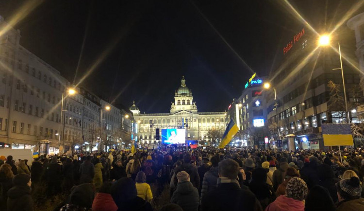 VIDEO: Ukrajinský prezident Volodymyr Zelenskyj dnes hovořil k tisícům lidí na Václavském náměstí