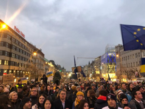 VIDEO: Ukrajinský prezident Volodymyr Zelenskyj dnes hovořil k tisícům lidí na Václavském náměstí