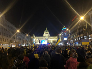 VIDEO: Ukrajinský prezident Volodymyr Zelenskyj dnes hovořil k tisícům lidí na Václavském náměstí