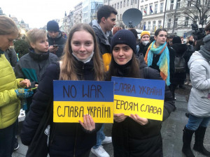 VIDEO: Ukrajinský prezident Volodymyr Zelenskyj dnes hovořil k tisícům lidí na Václavském náměstí