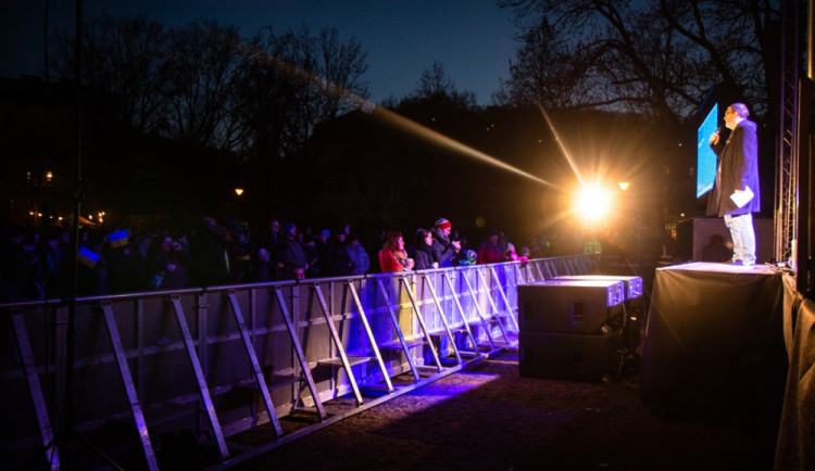 Čeští, ukrajinští a ruští umělci vystoupili na Kampě, lidé vybrali přes 9 milionů korun