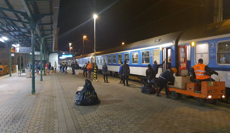 Do Prahy ráno dorazil další vlak s uprchlíky. Další vyjel večer