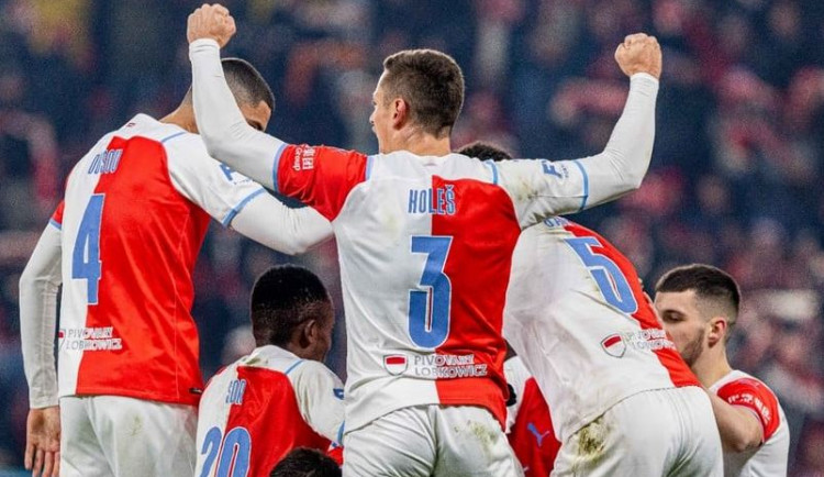 Slavia porazila před vyprodaným Edenem Spartu 2:0 a vrátila se do čela tabulky