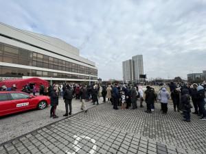 Pražské centrum pro uprchlíky překročilo kapacitu. Uprchlíci míří do jiných měst