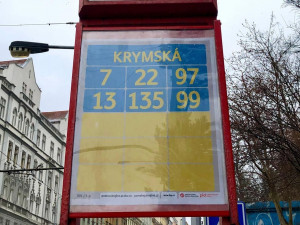 Krymská je žluto-modrá. Dopravní podnik přebarvil zastávková tabla na podporu Ukrajiny