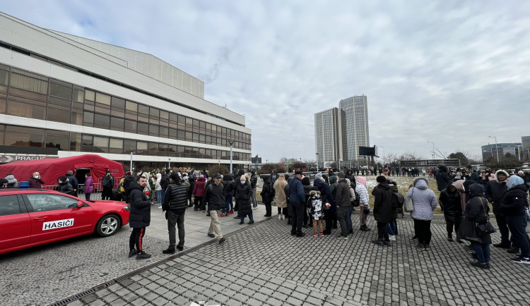 Pražské centrum pro uprchlíky překročilo kapacitu. Uprchlíci pojedou do jiných měst