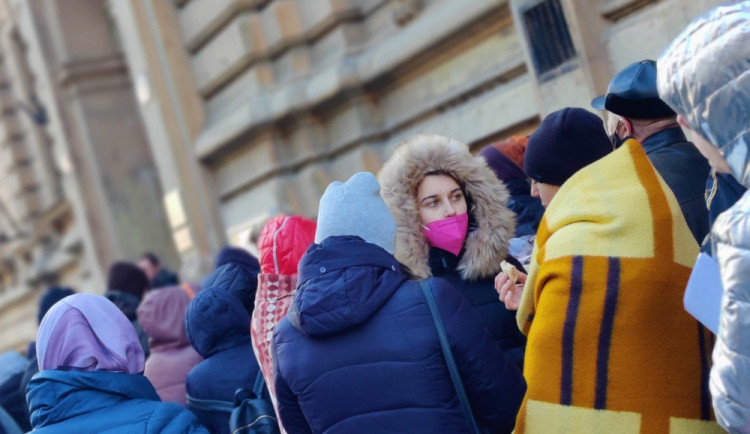 Ukrajinští uprchlíci dostanou oblečení, boty nebo hygienické potřeby zdarma v Šatníku v Pražské tržnici