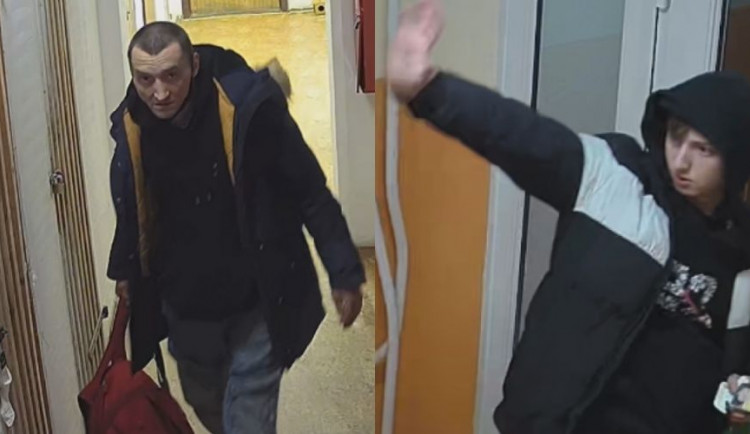 Dva muži vykradli sklep v paneláku v Praze. Pátrá po nich policie