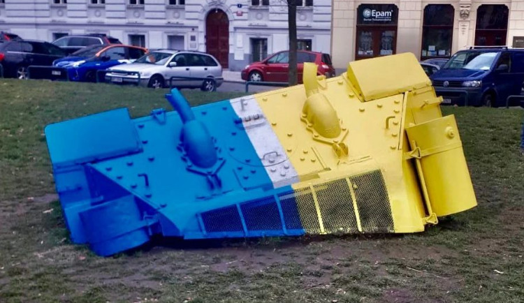 Černého tank na Smíchově dostal ukrajinské barvy