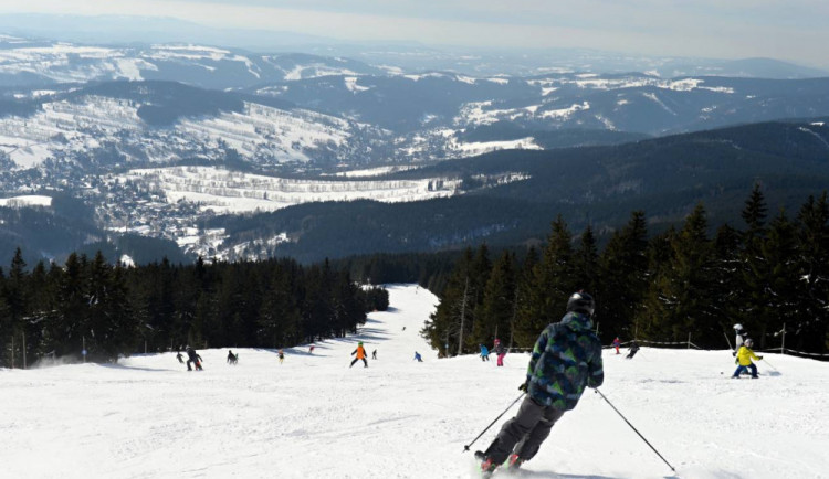 Skiareál Rokytnice nad Jizerou nabízí zábavu na horách i u moře, stačí se zapojit do soutěže o zájezdy CK Nev Dama