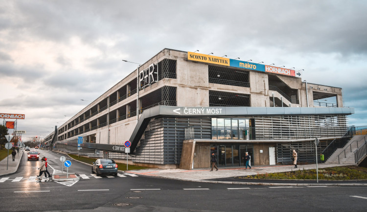 Uprchlíci mohou zdarma parkovat na Černém mostě.