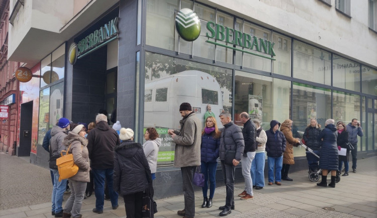 Senior vybral peníze ze Sberbank. O chvíli později ho okradli zloději, kteří si ho vytipovali
