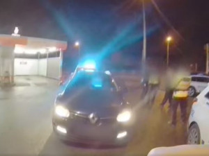 VIDEO: Mladá řidička ujížděla policistům. Když nabourala, zamkla se v autě a nechtěla s nimi mluvit