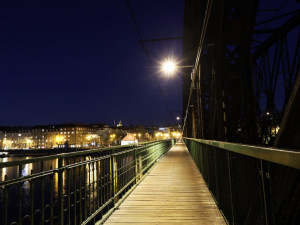 Chodcům a cyklistům na železničním mostě pod Vyšehradem poslouží nová světla