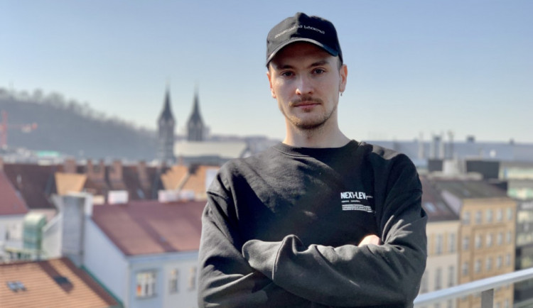 Existují i normální Rusové, člověk musí být dobrým příkladem, říká Kirill, který v Praze žije deset let