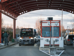 Chovatelé psů vypravili na Ukrajinu konvoj s krmením. Humanitární pomoc komplikovali ukrajinští celníci