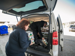 Chovatelé psů vypravili na Ukrajinu konvoj s krmením. Humanitární pomoc komplikovali ukrajinští celníci