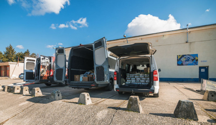 Chovatelé psů vypravili na Ukrajinu konvoj s krmením. Humanitární pomoc komplikovali ukrajinští celníci