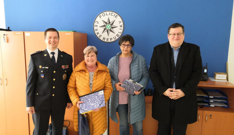 Žena z Ukrajiny upadla na procházce do bezvědomí. Pomohla jí desetiletá dcera a dvě kolemjdoucí