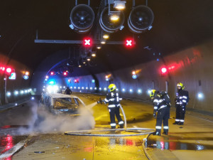 VIDEO: Komořanský tunel zablokovalo hořící auto. Jeden člověk zemřel, další jsou zraněni
