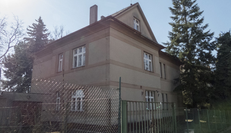 Dům čeká půlroční rekonstrukce.