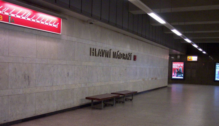 Nejstarší stanicí pražského metra je Hlavní nádraží. Původně měla sloužit podzemním tramvajím