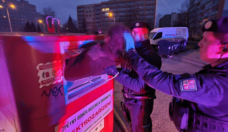 Muže museli vyprostit pomocí pily.