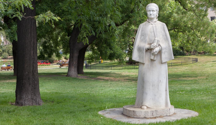 Muž předstíral soulož se sochou Elišky Krásnohorské a opakoval, že chce k bohu. Skončil v nemocnici