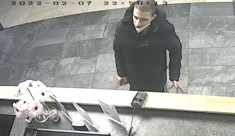 Muž si místo nejdřív přišel prohlédnout.