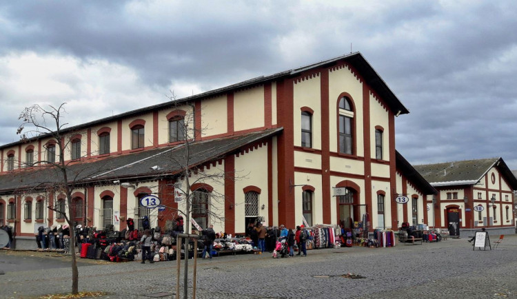 16472723594795-241-holess