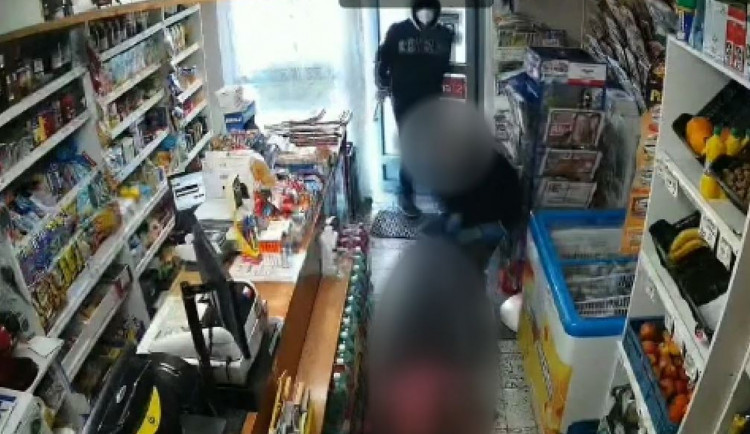 VIDEO: Dva muži přepadli s pistolí tři trafiky a sázkovku. Hrozí jim deset let ve vězení