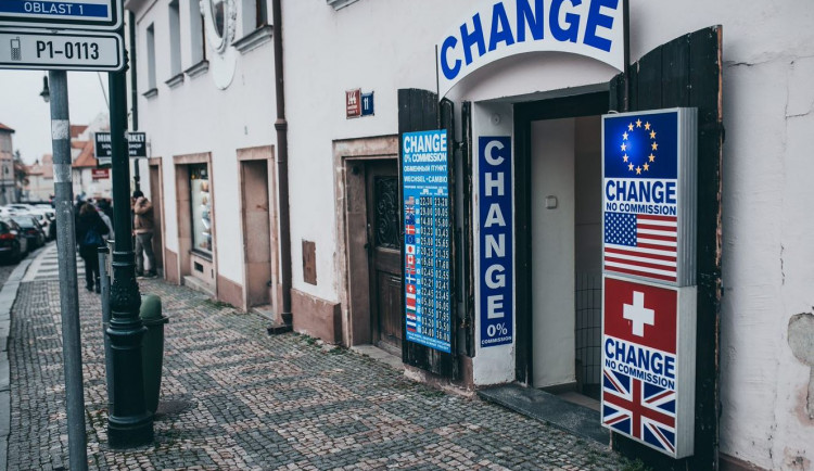 Směnárny v centru Prahy nově nabízejí nákup hřiven za koruny