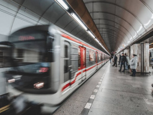 Mladík spadl do kolejiště metra na Florenci. Provoz byl přerušen na patnáct minut