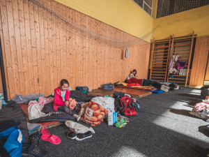Na nouzové ubytování je v Praze přeměněno dvacet tělocvičen. Spí v nich přes šest set uprchlíků