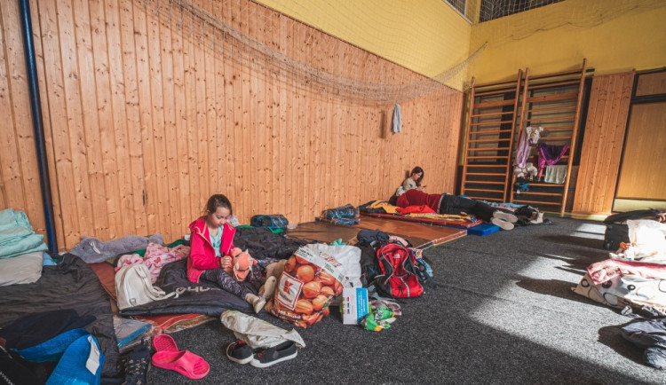 Uprchlíci spí i v tělocvičně základní školy Campanus na Chodově.